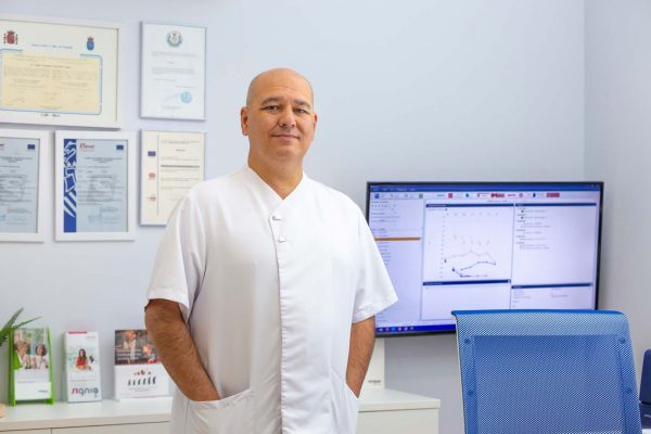 Hotcreatividad Retrato-profesional-Angel-Carcelén-Audioprotesista-Aetek-audifonos-